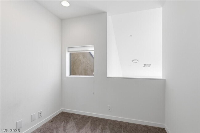 Building Photo - 250 Tower St