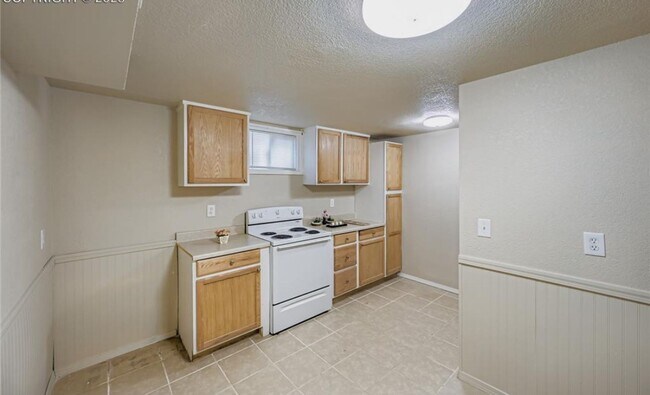 Building Photo - Spacious 5 bedroom, 2 ba, large basement with additional kitchen & private entry