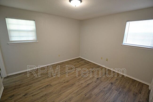 Building Photo - 209 Cypress Dr