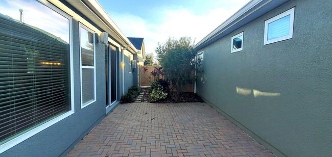 Building Photo - Available Now!! Beautiful Capri split floo...