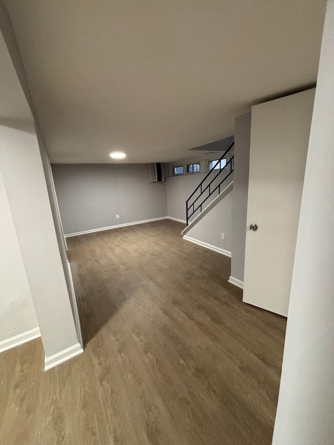 Building Photo - 5 Bedroom Home