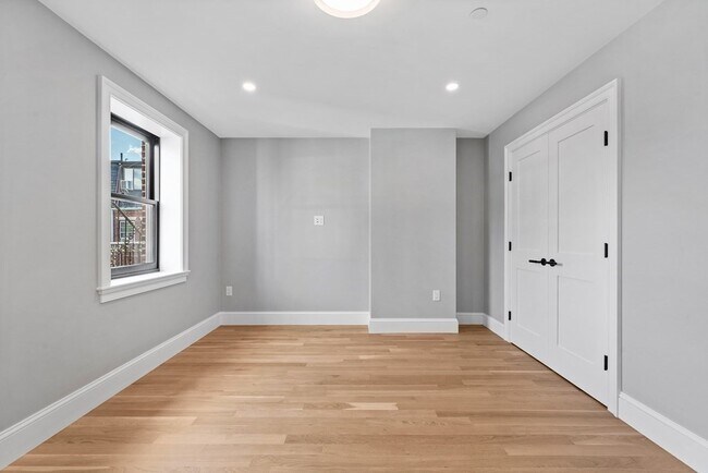 Building Photo - 903 Beacon St