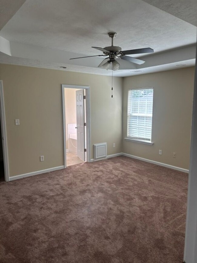 Building Photo - 452 Lory Ln