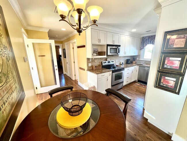 Building Photo - Charming 2 bed 1 bathroom unit in Pacific ...