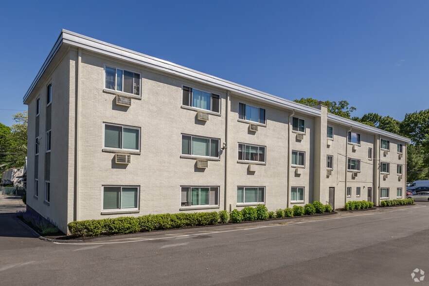 Jewett | Building Exterior - Lynn Apartments