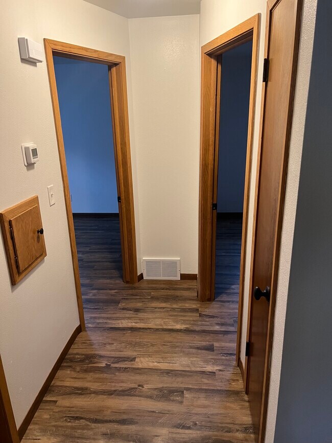 Building Photo - 1306 E Sylvan Ave