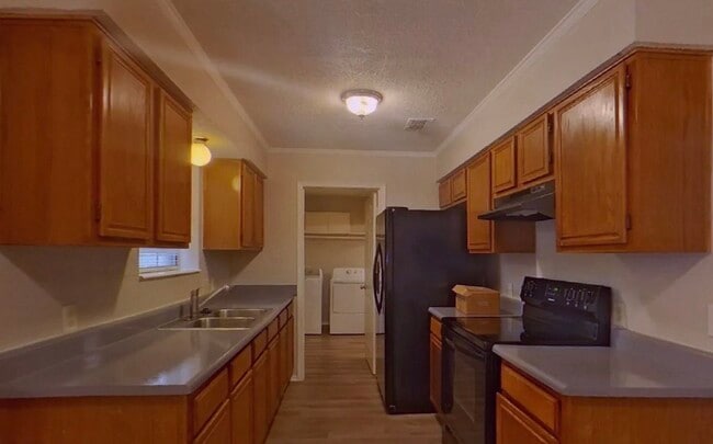 Building Photo - MOVE IN READY