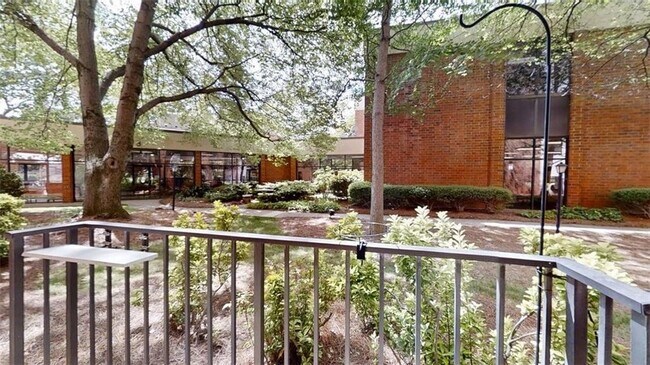 Building Photo - 300 Johnson Ferry Rd