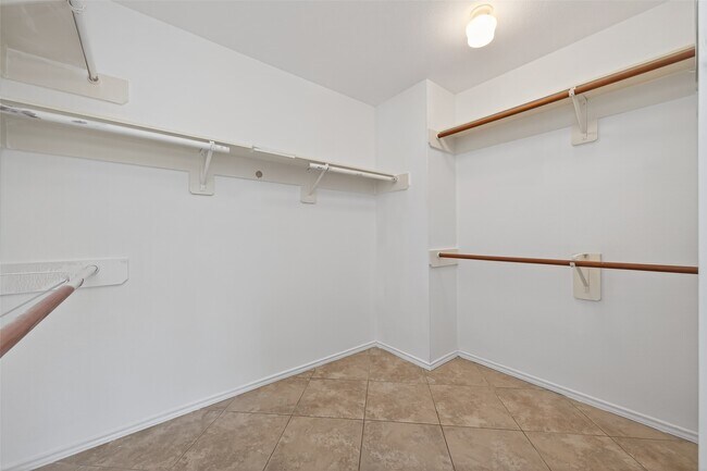 Building Photo - 15619 Winding Valley Dr