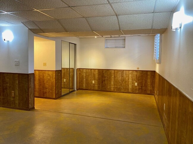 Building Photo - Spacious Tri-Level Home Featuring 4BD/2.5B...