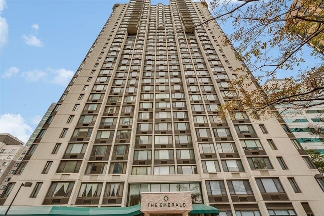 Building Photo - 45 River Dr S