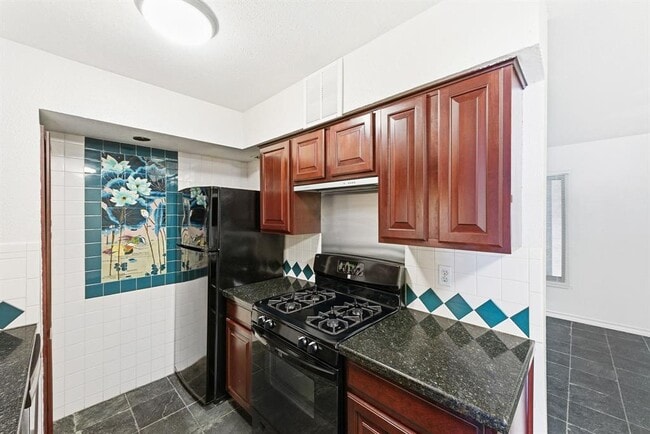 Building Photo - 505 W 7th St