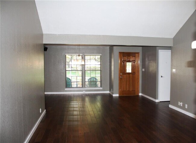 Building Photo - 309 Juniper Dr
