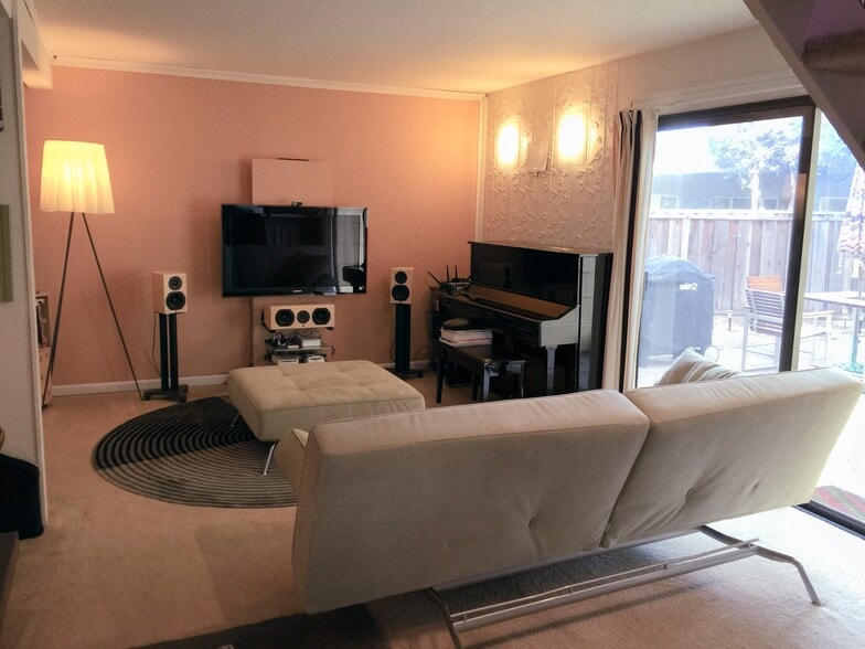 Living room - 2516 W Middlefield Rd