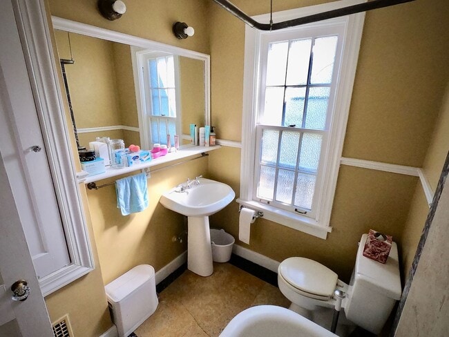 Building Photo - 9/1 Beautiful Hidden GEM. 2 Blocks from Wa...