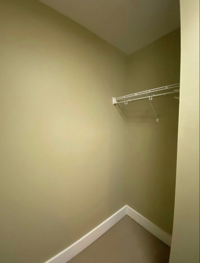 Building Photo - 2 BEDROOM 2.5 BATH TOWNHOME WITH DOWNTOWN ...