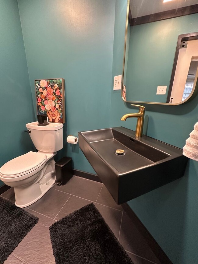 Building Photo - 3 bedroom, 2 bath, furnished Kingsport, TN