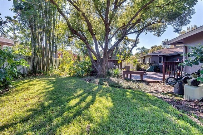 Building Photo - 952 Fairway Dr