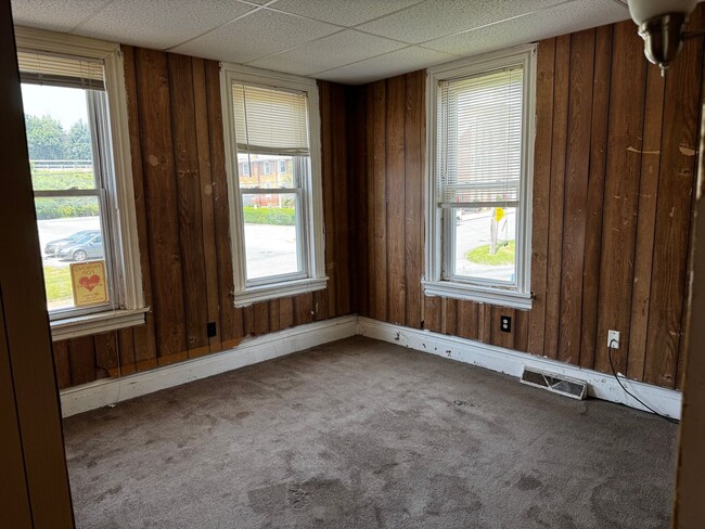 Building Photo - 2 Bdrm, 1 Bath Half House