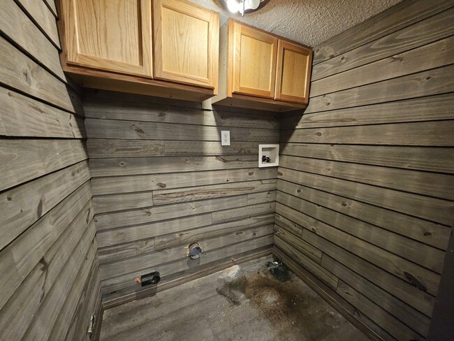 Building Photo - 4009 Oliver Ave