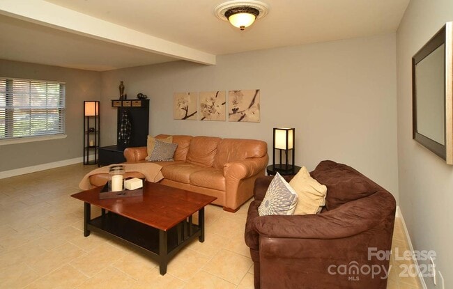 Building Photo - 8843 Hunter Ridge Dr