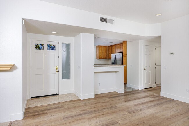 Building Photo - Charming Ground-Level Condo in California ...