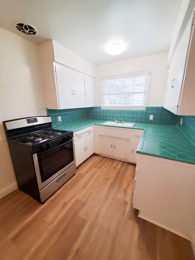 Building Photo - 810 Buena Vista