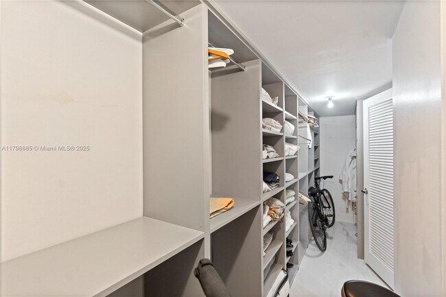 Building Photo - 6039 Collins Ave