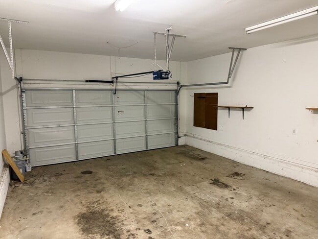 Building Photo - Spacious 3 Bedroom, 2 Bath Home with Garag...