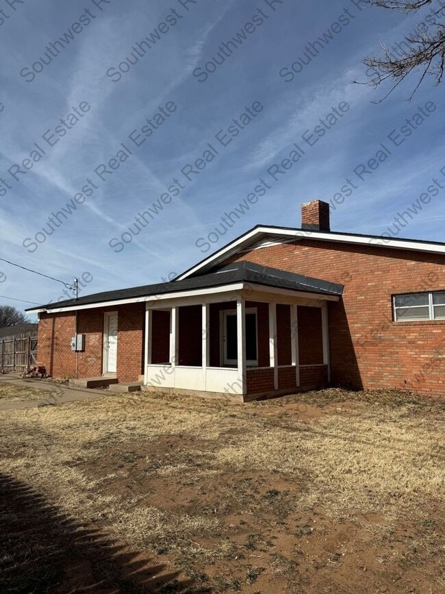 Building Photo - Spacious 4 bedroom 2 bath brick home