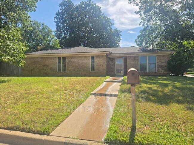 Primary Photo - 1911 Green Meadow Ct