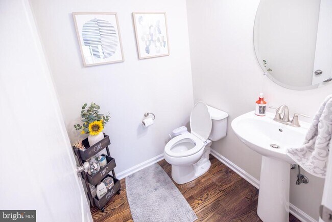 Building Photo - 8727 Raleigh Mews