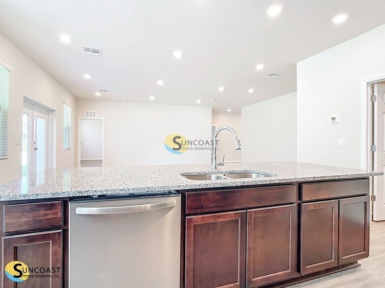 Building Photo - 585 Marion Oaks Pass