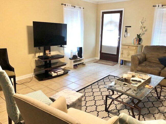 Building Photo - 2 Bedroom 2 Bath Townhome FULLY FURNISHED
