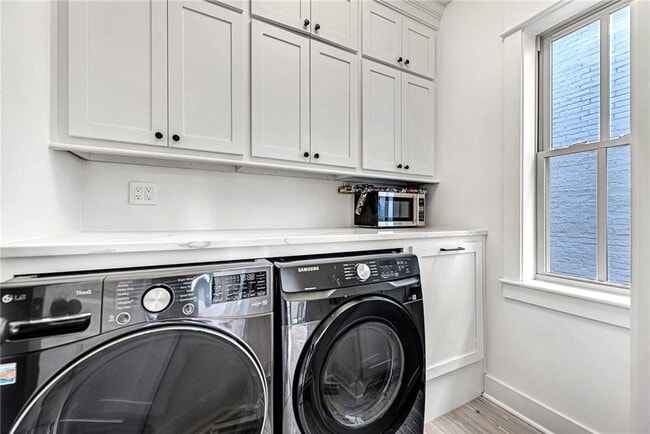 Building Photo - 242 SW D St