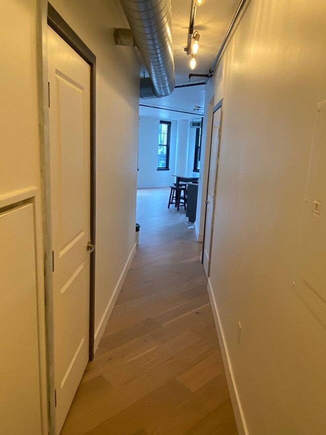 Building Photo - Beautiful updated 2bd/2ba condo in bustlin...