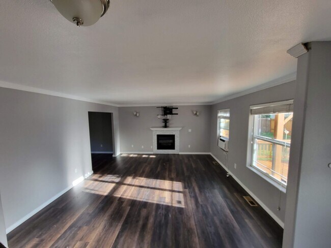 Building Photo - Spacious and Beautiful 4 bedroom in conven...