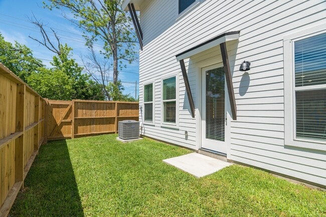 Building Photo - 7613 Victory Reserve St