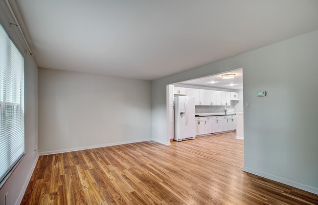 Building Photo - 204 Parkwood Dr