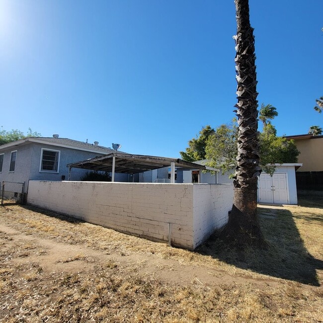 Building Photo - Adorable 2 bed 1.5 bath house with HUGE yard!!