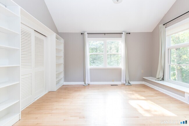 Building Photo - 211 New Canaan Rd