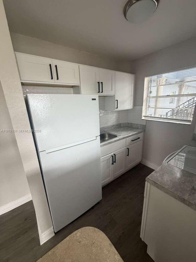 Building Photo - 110 SE 2nd St