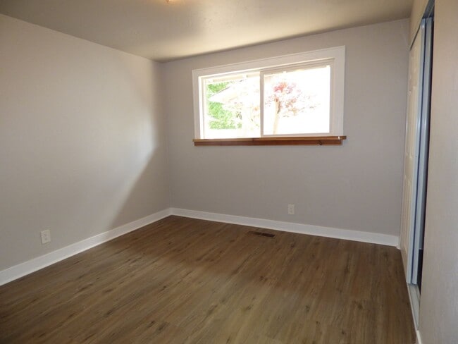 Building Photo - 2 bed 1 bath Home in Southeast Salem