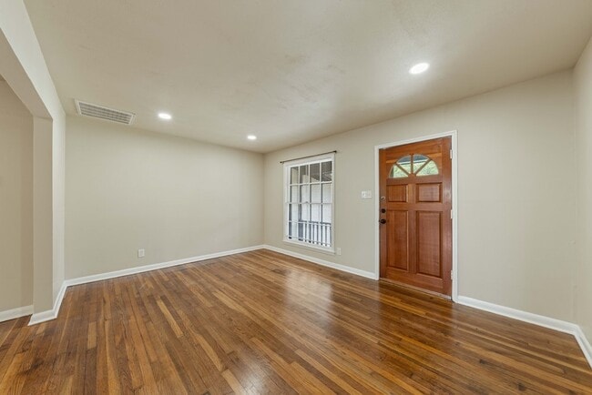 Building Photo - 310 Sumner Dr