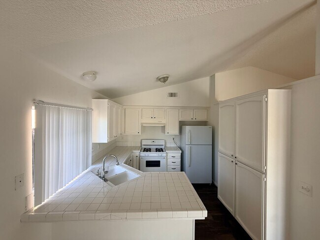 Building Photo - Beautiful 3-Bedroom Pool Home