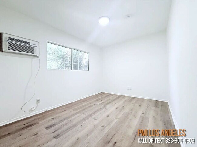 Building Photo - 10565 Camarillo St