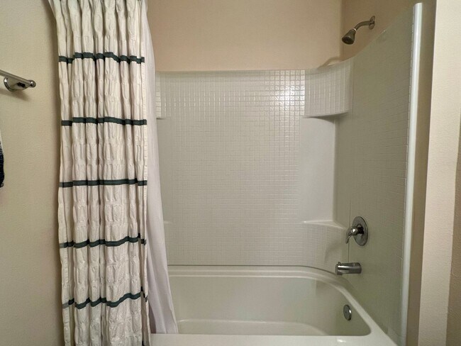 Building Photo - Available 11/1/24 Three bedroom two bath h...