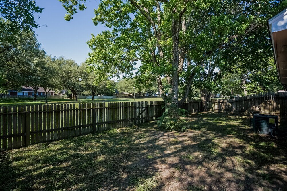 Building Photo - 19523 Lake Hollow Ln