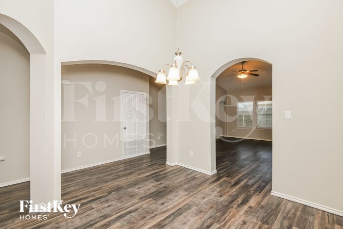 Building Photo - 711 Jennie Marie Cir