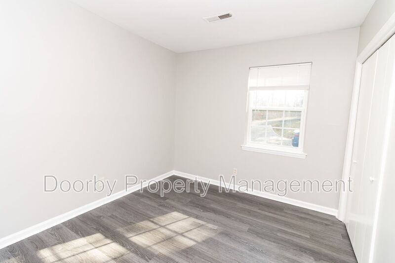 Building Photo - 6619 Fairview Rd